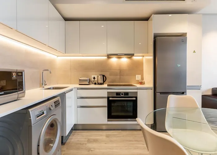 117 On Strand City Apartment - Free Onsite Parking