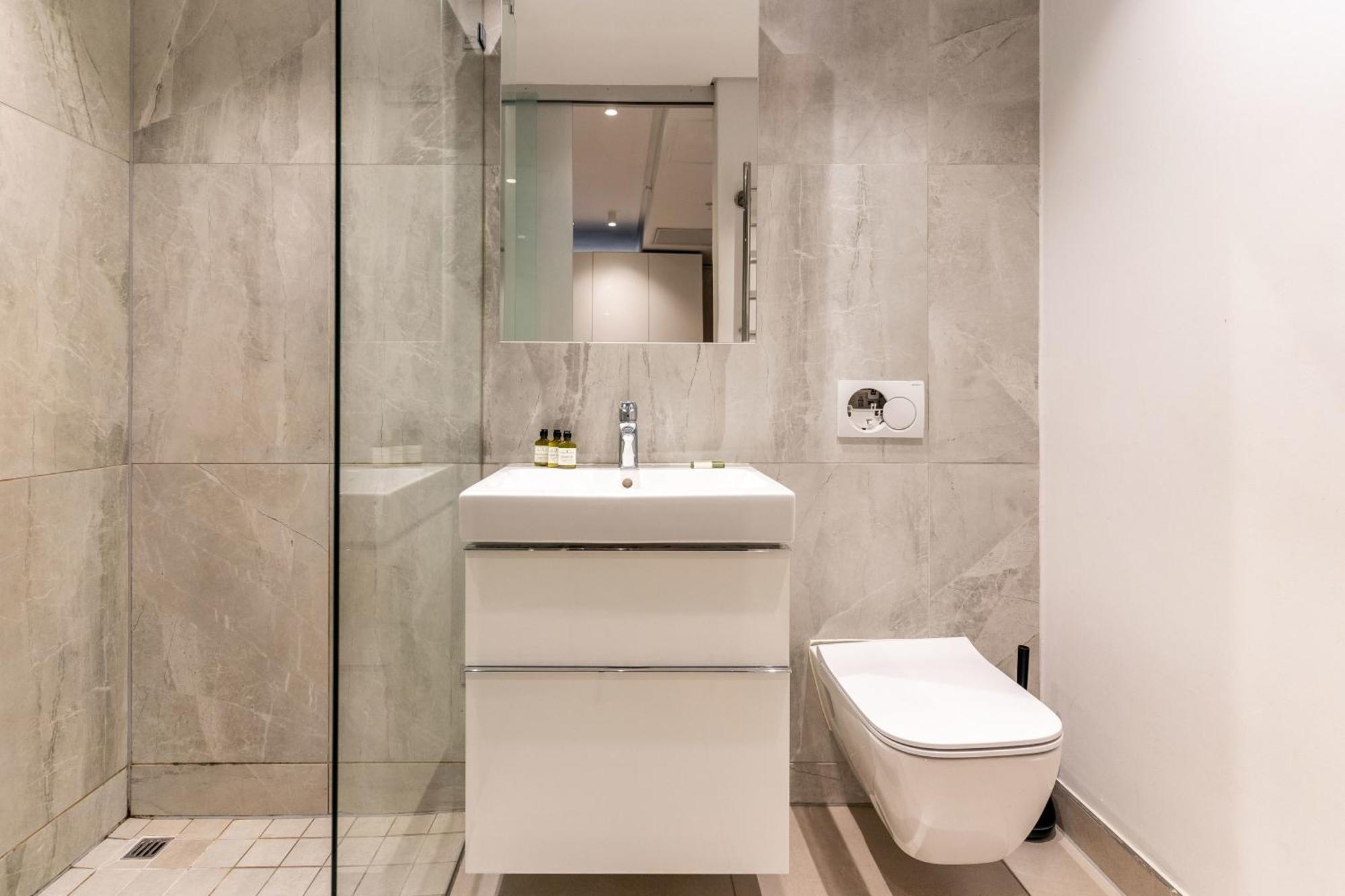 Apartment 117 On - Free Onsite Parking *